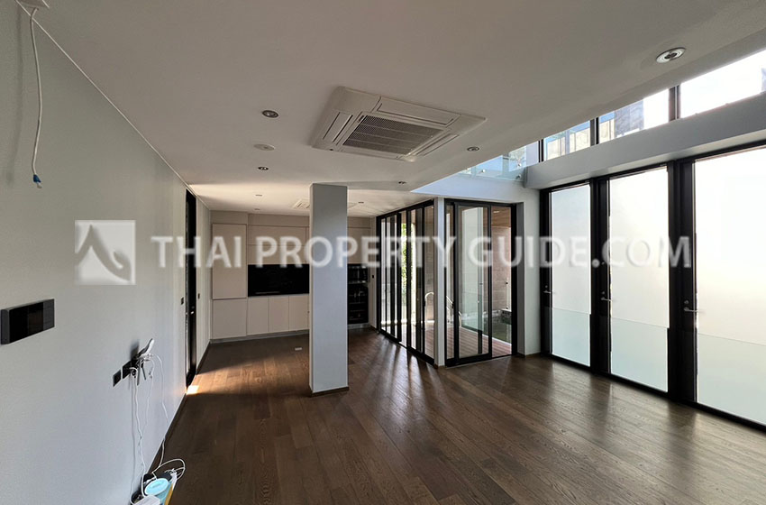 House with Private Pool in Srinakarin 